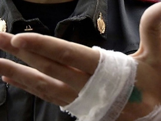 В Орске мужчина укусил за палец полицейского