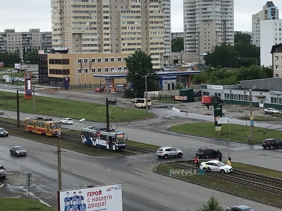 Автомобиль вылетел на трамвайные пути в Барнауле