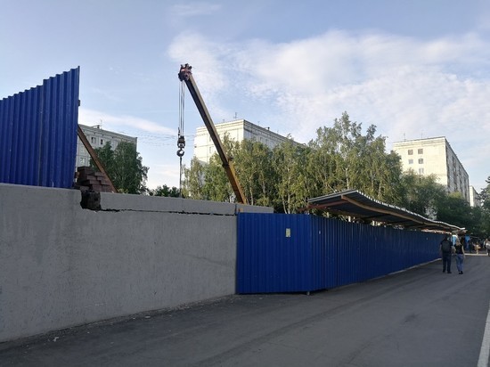 Возле бывшего "Универсама-2" в Кемерове возводят еще один торговый объект