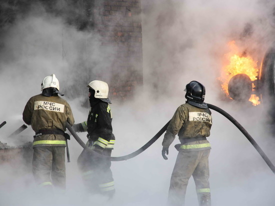 В Калининграде на Большой окружной 30 пожарных тушили склад