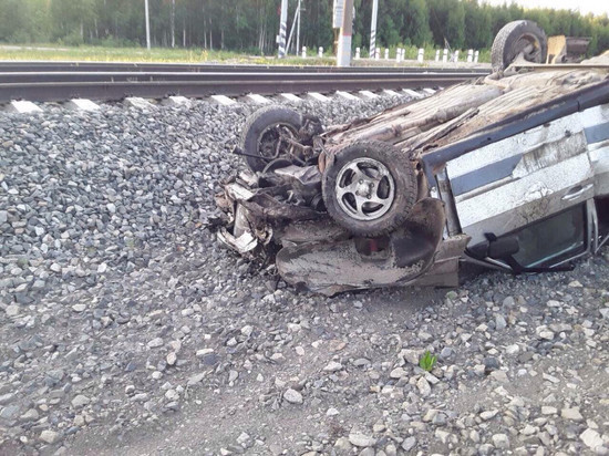 В Ежихе ВАЗ врезался в поезд: один погибший