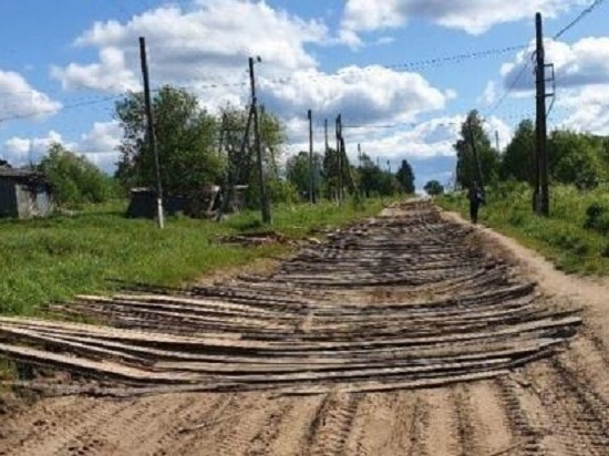 В Лузском районе местные жители сделали ремонт дороги горбылем