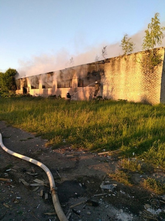 На складе в Тверской области сгорели два автомобиля