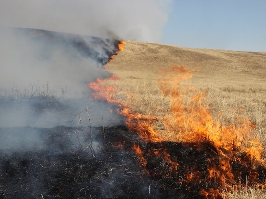 В Калмыкии сохраняется высокая пожароопасность и надвигается гроза