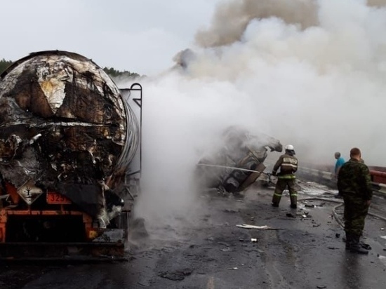 На трассе М-5 в районе Юрюзани перекрыто движение из-за сгоревшего битумовоза