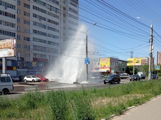 "Фонтан" горячей воды высотой в несколько этажей бьёт на Шилова в Чите