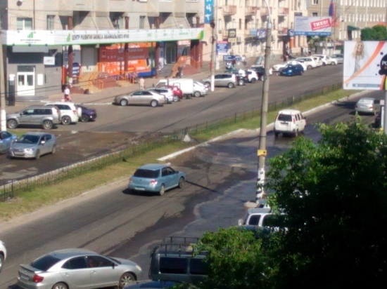 Горячая вода залила улицу Бабушкина в Чите