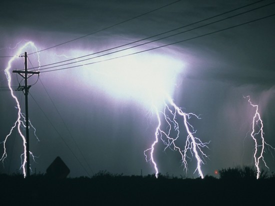 Молния разрушила в Хакасии семь электроопор