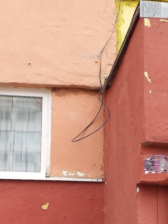 Жительница Нового Уренгоя жалуется на стучащий в окно кабель