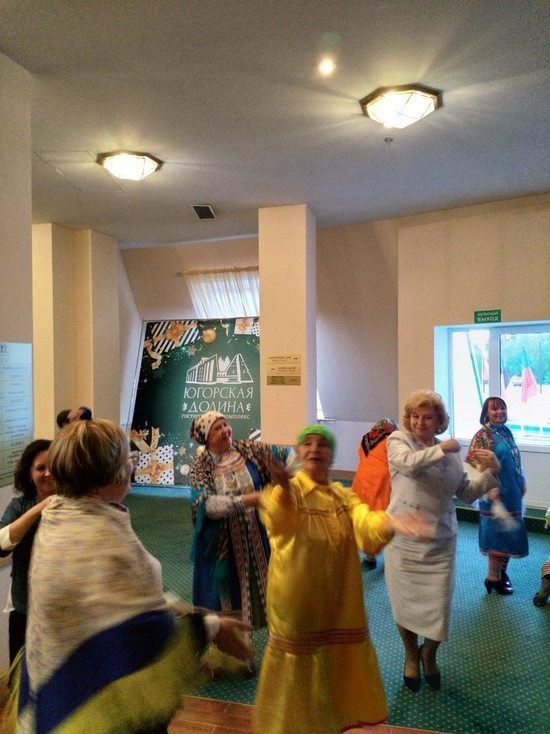Главную российскую правозащитницу научили хантыйскому танцу «Куренька»