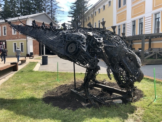 В тульской «Искре» установлена новая скульптура из металла