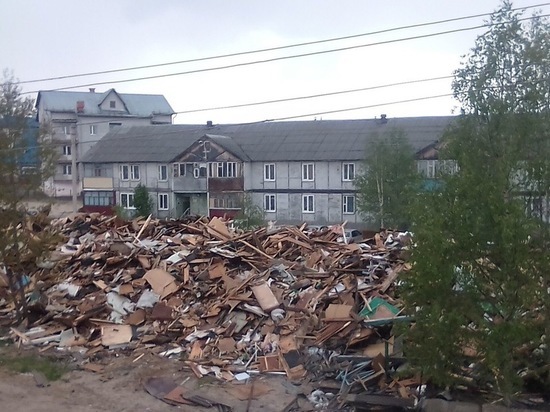 Гора мусора осталась на улице после сноса дома в Ноябрьске