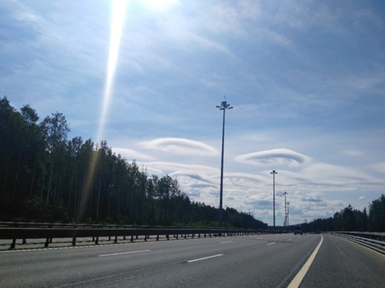 Облака необычной формы сочли похожими на транспорт пришельцев