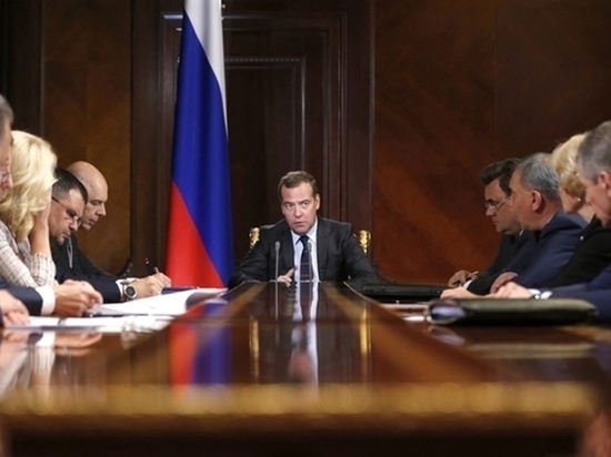 Медведев поручил Козаку разобраться с подорожанием бензина в ДФО