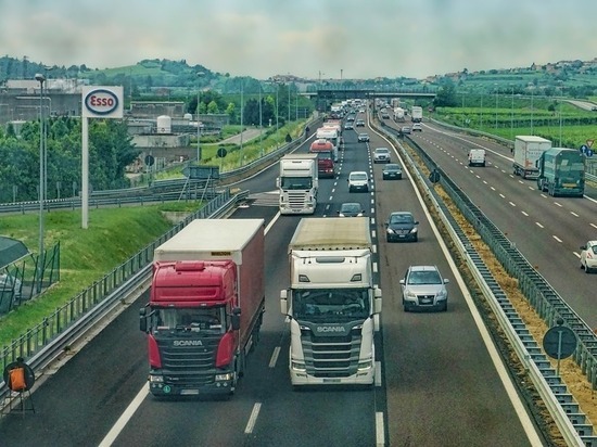 Движение грузовиков на дорогах Ставрополья запретили из-за жары