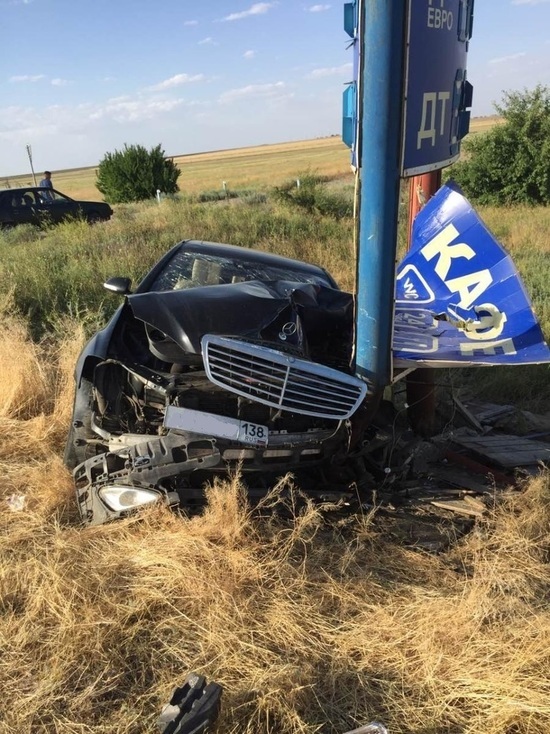 В Калмыкии пассажир на ходу выпрыгнул из машины и разбился