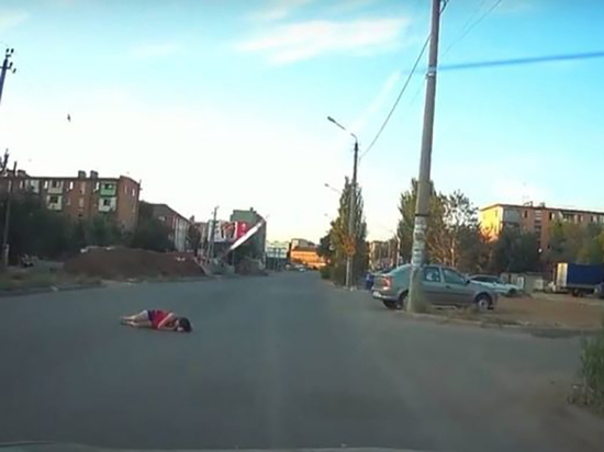 В Астрахани женщина уснула на проезжей части