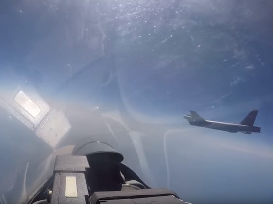 Минобороны показало видео перехвата американского бомбардировщика B-52H Минобороны показало видео перехвата американского бомбардировщика B-52H