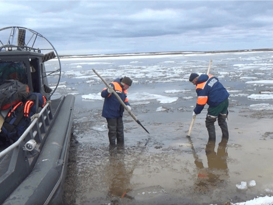 Спасатели нашли вмерзшее в лед тело в Ямальском районе