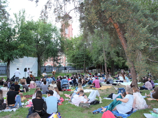 Волгоградцы на траве в парке могут посмотреть кино и послушать джаз