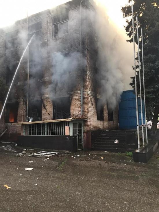 При пожаре станкоремонтного завода в Пятигорске пострадал мужчина