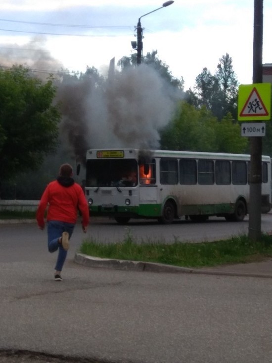 Кировчанина, который спас пассажиров полыхающего автобуса, отблагодарят Кировчанина, который спас пассажиров полыхающего автобуса, отблагодарят