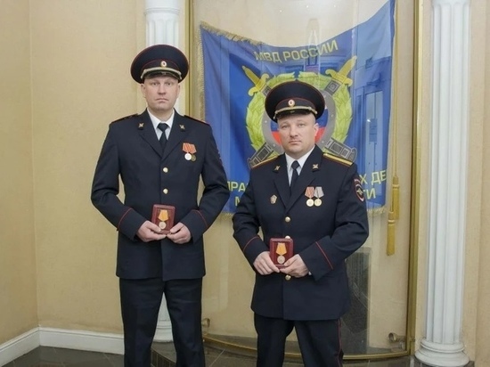 Полицейских из Полярного наградили за спасение людей на пожаре