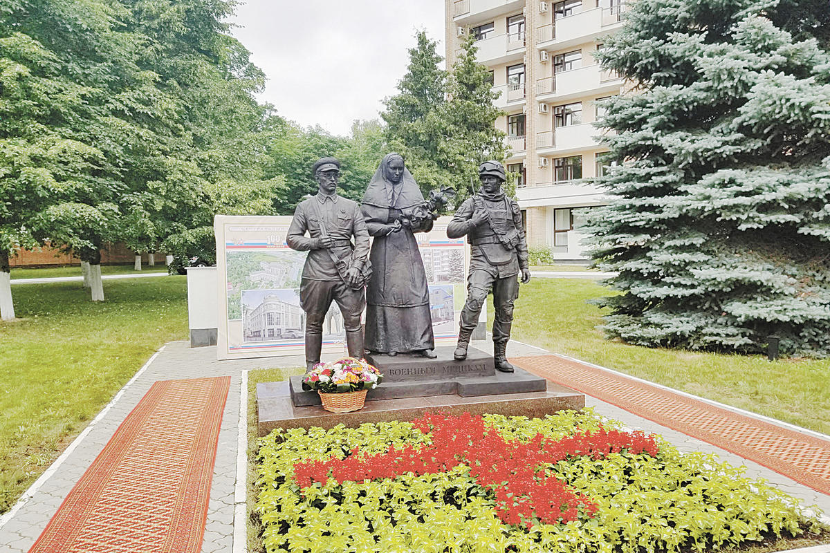 Памятник военным врачам появился в Москве - МК