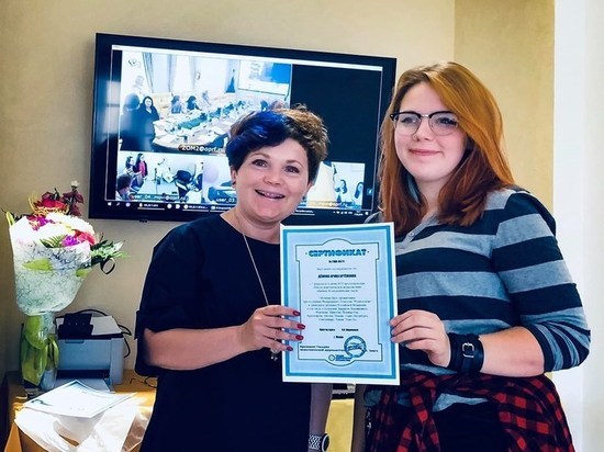 Выпускница псковской Школы межэтнической журналистики получила работу вместе с сертификатом