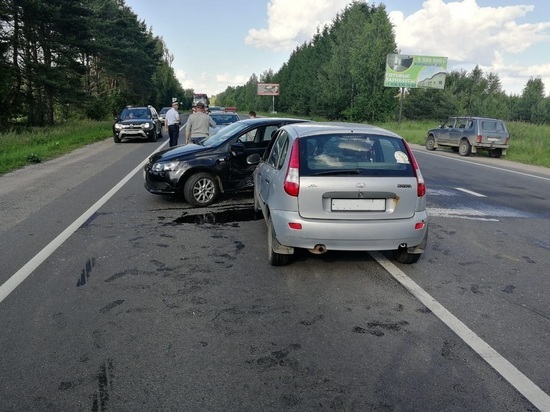 Два человека пострадали в столкновении двух легковушек в Тверской области