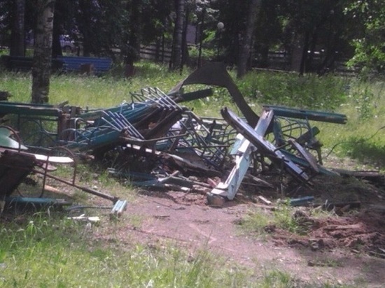 В Тверской области трактором уничтожили детскую площадку