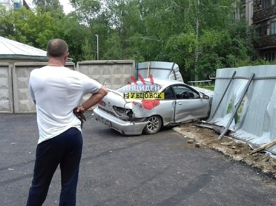 Пьяный водитель в Рубцовске сначала протаранил чужой автомобиль, потом забор