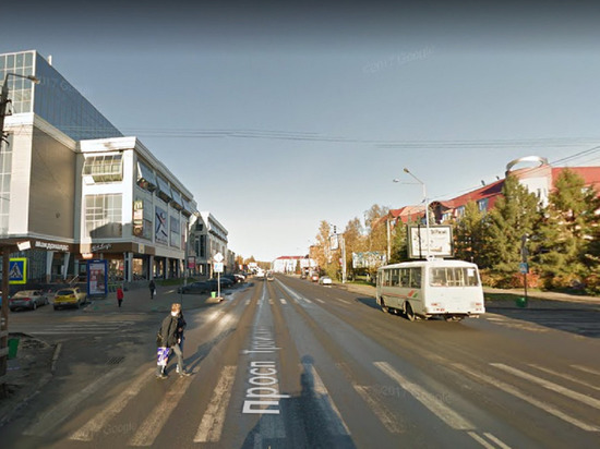 В центре Архангельска автомобиль на пешеходном переходе сбил юношу