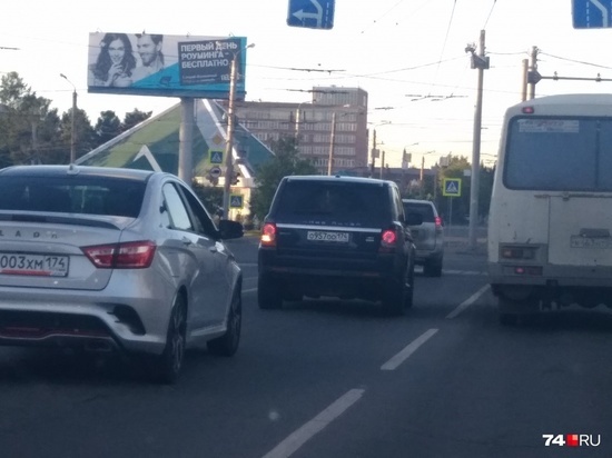 В Челябинске Range Rover с «блатными» номерами гоняет по встречке на красный сигнал светофора