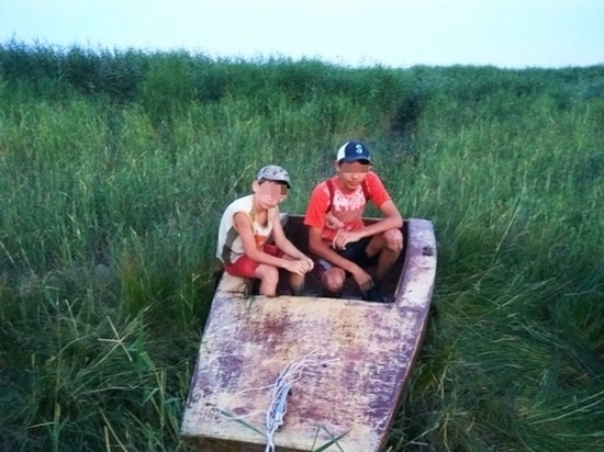 В Ростовской области спасли детей, дрейфовавших на самодельной лодке по морю
