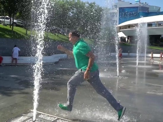Саакашвили вслед за Зеленским побегал в фонтане