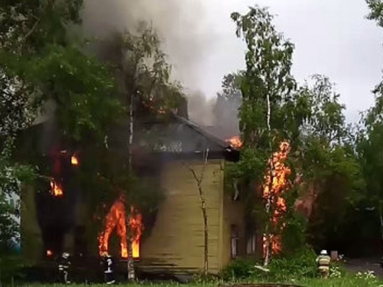 Очередная расселённая деревяшка сгорела в центре Архангельска