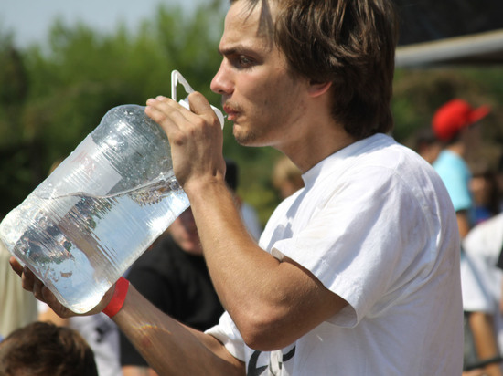 Живительная влага: сколько нужно волгоградцам выпивать воды в жару