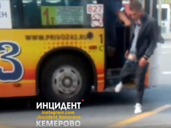 Пассажира кемеровской маршрутки выкинули на улицу с оголенным половым органом