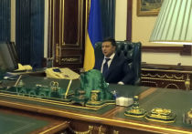 Президент Украины Владимир Зеленский устроил для журналистов экскурсию по своему рабочему кабинету, в ходе которой показал "прикол"