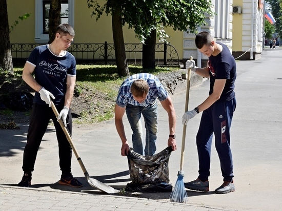 Около 100 волонтёров приводят Псков в порядок