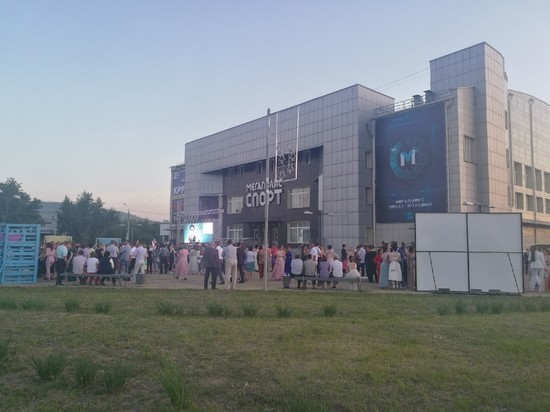 Звезды кино и КВН поздравили выпускников Читы