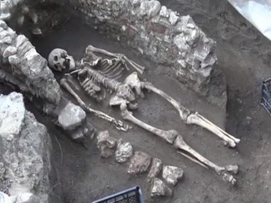 Склеп со скелетом внутри нашли в Азове при раскопках