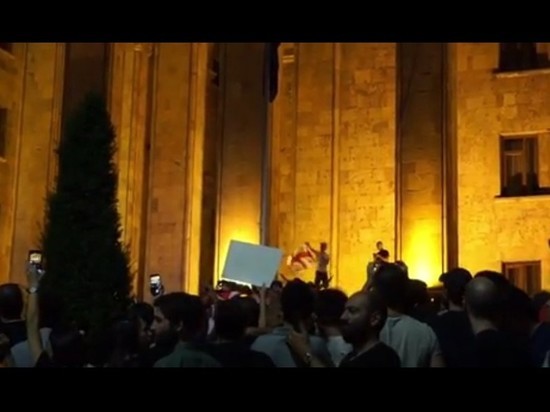 В Тбилиси протестующие начали В Тбилиси протестующие начали