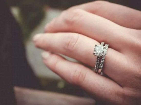 Два кольца на безымянном пальце являются защитным талисманом на счастье