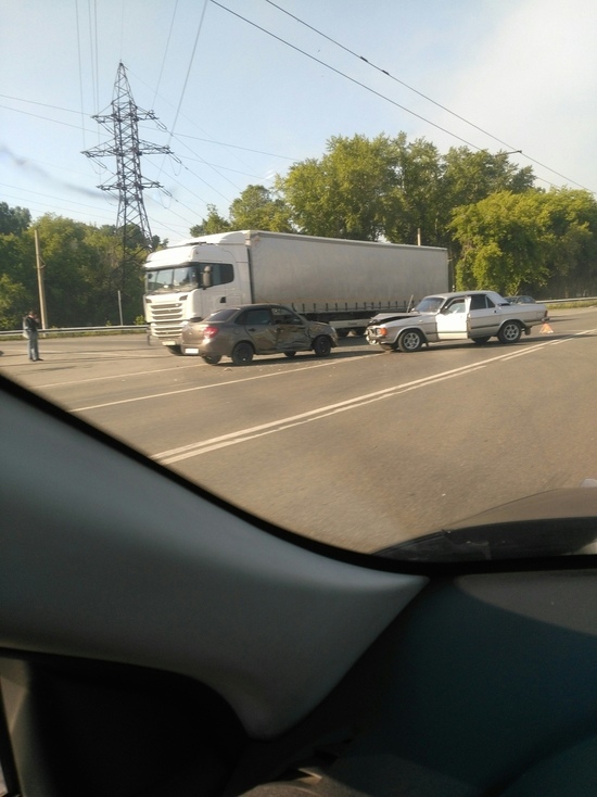 В Кемерове на пересечении разбились две легковушки