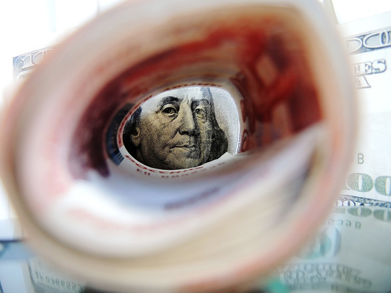 Рубль обвалился к доллару и евро