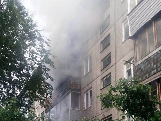 Жильцов барнаульской пятиэтажки эвакуировали из-за пожара