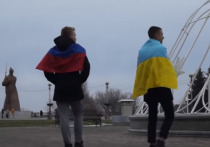 Украинские пограничники выслали из страны прибывших в аэропорт «Борисполь» двух граждан Ирландии, которые были одеты в одежду с российской символикой и имели георгиевские ленты, также они кричали «ДНР, вперед», сообщается на сайте госпогранслужбы Украины
