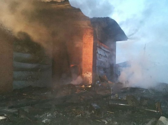На лодочной станции в Иркутске сгорели два ангара, катер и машина
